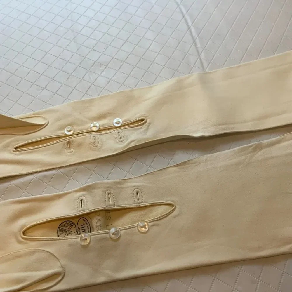 Vintage Galeries Lafayette Grand Prix Paris Suede Extra White Gloves